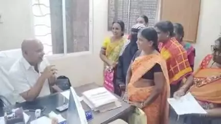 జహీరాబాద్: హోతికే డబుల్ బెడ్ రూమ్ ఇండ్లను అప్పగించాలని తహసిల్దార్ ను కలసిన లబ్ధిదారులు