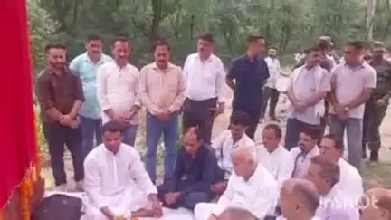 नगरोटा सूरियां: कृषि व पशुपालन मंत्री चंद्रकुमार ने नगरोटासूरिया के बनतुंगली में ₹1.14 करोड़ से सामुदायिक केंद्र का शिलान्यास किया