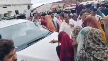 इछावर: ग्राम खेरी में सड़क निर्माण की मांग को लेकर महिलाओं ने राजस्व मंत्री करण सिंह वर्मा का काफिला रोका