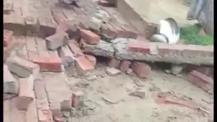 महाराजगंज: सेहगो पश्चिम में बरसात के चलते किसान पर गिरी पक्की दीवार, दबकर हुई मौत