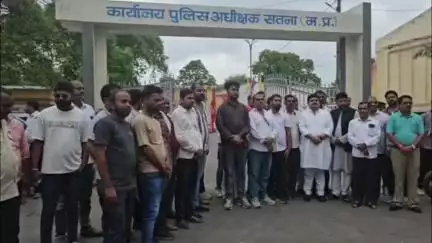 खड़ौरी गांव में प्रदर्शनकारियों पर मामला दर्ज होने पर सर्व समाज ने एसपी के नाम एएसपी को सौंपा ज्ञापन