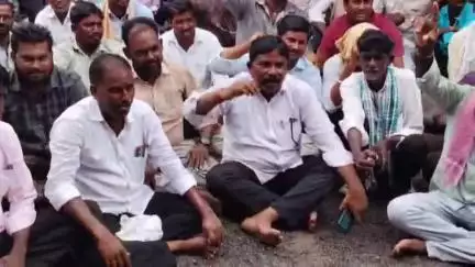 సిర్పూర్ టి: నర్తర్ను పవర్ డిస్ట్రిబ్యూషన్ కార్యాలయం ముందు కాగజ్నగర్ మండలంలోని పలు గ్రామాలకు చెందిన రైతుల ఆందోళన