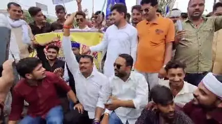 छतरपुर नगर: इटावा की घटना को लेकर छतरपुर में कई संगठनों का प्रदर्शन, कलेक्ट्रेट में दिया आवेदन