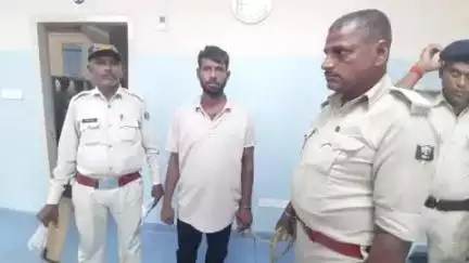 बिहार: दीपनगर थाना पुलिस ने 25 हजार के इनामी बदमाश को नकटपुरा गांव से गिरफ्तार किया
