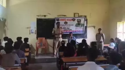 అసిఫాబాద్: జైనూర్ ప్రభుత్వ జూనియర్ కళాశాలలో మాదకద్రవ్యాలపై విద్యార్థులకు అవగాహన కల్పించిన ఎస్సై