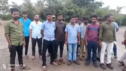 ಮೊಳಕಾಲ್ಮುರು: ಕೆಲಸಕ್ಕೆ ಕನ್ನಡದವರು ಬೇಡವೆಂದು ಅನ್ಯ ರಾಜ್ಯದಿಂದ ಕಾರ್ಮಿಕರನ್ನು ನೇಮಿಸಿಕೊಳ್ಳುವ ಹುನ್ನಾರ: ವಡೇರಹಳ್ಳಿ ಫ್ಯಾಕ್ಟರಿ ಮುಂದೆ ಪ್ರತಿಭಟನೆ