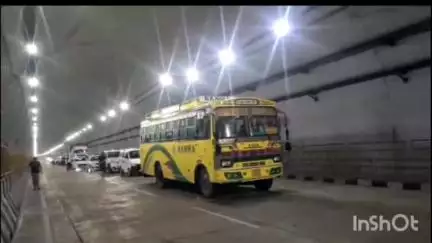 मंडी: थलौट के साथ वाली टनल के मुहाने पर हुआ भारी भूस्खलन, टनल के अंदर फंसे वाहन