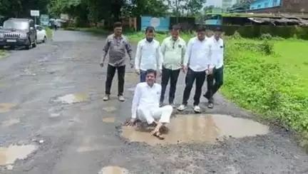 कर्जत: कर्जत तालुक्यातील वासरे खोंड्यातील खड्ड्यात बसून करण्यात आले आंदोलन