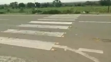 धर्माबाद: धर्माबाद ते उमरी रोडवर बाचेगाव फाटा येथे कंटेनर ट्रक व दुचाकीचा अपघात, दुचाकीवरील वाहन चालक गंभीर जखमी