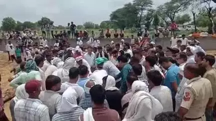 लोहारू: भारत माता के वीर सपूत कर्नल शमशेर सिंह बिजारणियाँ को गांव ढाणी रहीमपुर में राजकीय सम्मान के साथ अंतिम विदाई दी गई