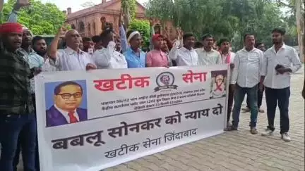 मेजा क्षेत्र में युवक पर हमले के मामले को लेकर खटिक सेना ने सिविल लाइंस धरना स्थल पर किया प्रदर्शन