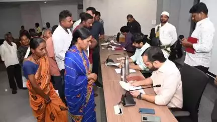 అసిఫాబాద్: ప్రజావాణిలో వచ్చిన దరఖాస్తులను స్వీకరించిన అసిఫాబాద్ జిల్లా కలెక్టర్ వెంకటేష్ దోత్రే
