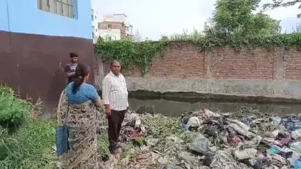 बेतिया: महापौर ने बरसात से पहले मुख्य नालों की मैनुअल सफाई कार्य का निरीक्षण किया