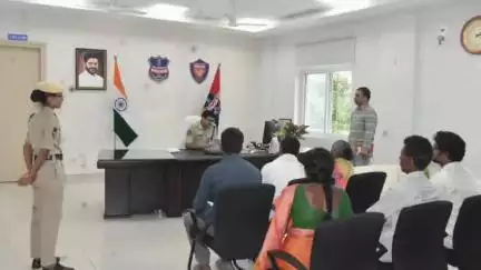 అసిఫాబాద్: పోలీస్ ప్రజావాణిలో వచ్చిన 9 దరఖాస్తులను స్వీకరించిన అసిఫాబాద్ జిల్లా ఎస్పీ కాంతిలాల్ పాటిల్