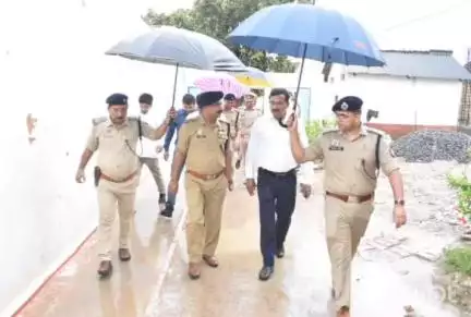 उरई: जिला कारागार की व्यवस्थाओं की जांच करने पहुंचे जिलाधिकारी व पुलिस अधीक्षक, कमियों को दूर करने के दिए निर्देश