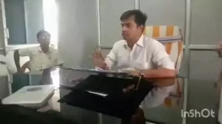 बंजरिया: प्रखंड कार्यालय बंजरिया में बीडीओ ने मतदाता सूची को लेकर राजनीतिक दल के प्रखंड अध्यक्षों के साथ की बैठक