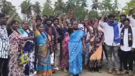 భీమవరం: ఆరవల్లి ఘటనలో మాదిగలపై దాడి ఘటనలో రూరల్ సీఐపై చర్యలు తీసుకోవాలని కలెక్టరేట్ వద్ద మాదిగ కులస్తుల ధర్నా