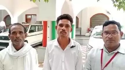 लखीमपुर: सैदापुर सरैय्या समेत कई गांवों के ग्रामीणों ने जाति प्रमाण पत्र की मांग को लेकर डीएम को कलेक्ट्रेट में ज्ञापन सौंपा