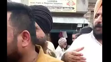 ਜਲੰਧਰ 1: ਲਾਂਬੜਾ ਹਾਈਵੇ ਵਿਖੇ ਵੱਖ-ਵੱਖ ਹਿੰਦੂ ਸੰਗਠਨਾਂ ਵੱਲੋਂ ਲਾਂਬੜਾ ਦੇ ਮੰਦਰ ਦੀ ਦੀਵਾਰ ਤੋੜਨ ਨੂੰ ਲੈ ਕੇ ਦਿੱਤਾ ਧਰਨਾ ਅਤੇ ਕੀਤੀ ਕਾਰਵਾਈ ਦੀ ਮੰਗ