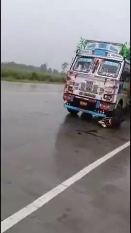 बीसलपुर: परसिया गांव में ड्यूटी पर जा रहे एसएसबी जवान और उसके बेटे को ट्रक ने कुचला, सामने आया लाइव वीडियो
