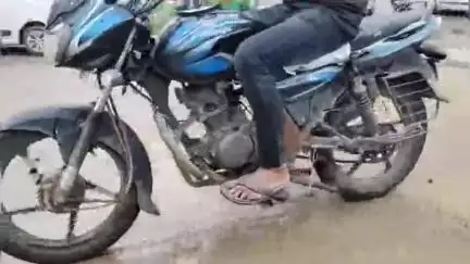 વડોદરા પૂર્વ: કીચડ અને ગંદકી માં આળોટી ને નાગરિકોએ નોંધાવ્યો વિરોધ