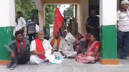 तमकुही राज: अपनी मांगों को लेकर तमकुहीराज तहसील मुख्यालय पर भाकपा माले कार्यकर्ताओं ने किया प्रदर्शन, एसडीएम को सौंपा पत्रक