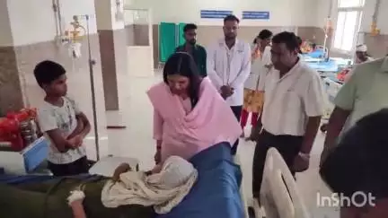 एटा: डाक बंगलिया मेडिकल कॉलेज की प्राचार्य रजनी पटेल ने पिछले दिनों मिली शिकायतों के बाद किया औचक निरीक्षण