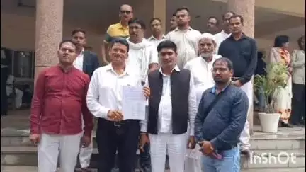 बांदा: शिक्षक कॉलोनी निवासी लोगों को मुख्य रास्ते पर 11 हजार केवी की विद्युत लाइन खींचने से हो रही है परेशानी #jansamasya