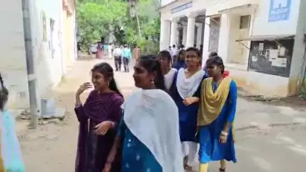 கோவை தெற்கு: ரேஸ்கோர்ஸ் அரசு கலைக்கல்லூரியில் முதலாம் ஆண்டு மாணவர்களை புன்னகையோடு வரவேற்ற பேராசிரியர்கள்