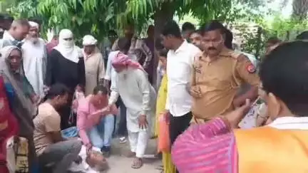 तमकुही राज: तमकुहीराज तहसील में जमीन रजिस्ट्री कराने आए बुजुर्ग की हुई मौत, पुलिस ने अपनी गाड़ी से भिजवाया अस्पताल
