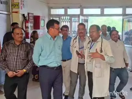 कैसरगंज: निदेशक ने कैसरगंज के मैटरनिटी विंग का किया निरीक्षण, चिकित्सालय की व्यवस्थाओं को और चाक-चौबंद करने के दिए निर्देश