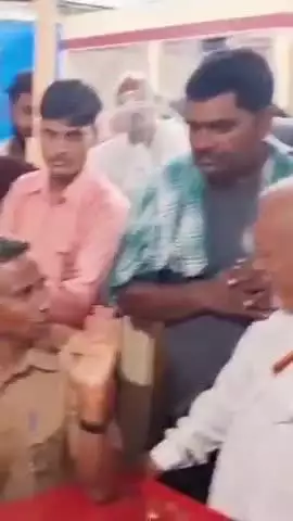 जसराना: इंडियन बैंक जसराना में हुए घोटाले को लेकर उपभोक्ताओं ने बैंक परिसर में धरना दिया, किया हंगामा