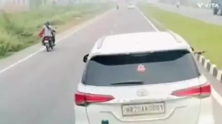 जींद: जींद में रोडवेज बस के आगे फॉर्च्यूनर लगाकर लहराई पिस्टल, यूनियन नेताओं ने कार्रवाई की मांग की