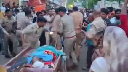 मुगलसराय: भोगवारे निवासी मजदूर की मौत के बाद शव लेकर लोगों ने किया हंगामा, पुलिस का लाठी चार्ज का वीडियो हुआ वायरल