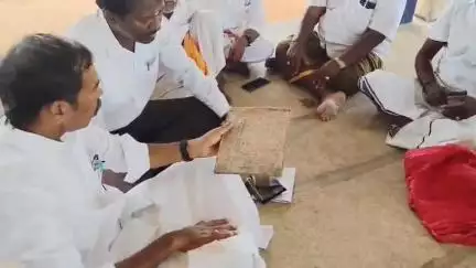 திருப்பத்தூர்: கண்டவராயன்பட்டியில் கி.பி.17 ம் நூற்றாண்டைச் சேர்ந்த பழமையான பெக்கிஷம் கண்டெடுப்பு