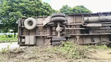 দাংতল ৰাজহ চক্ৰ: কাজলগাঁৱত নিয়ন্ত্ৰণ হেৰুৱাই ৰাষ্ট্ৰীয় ঘাইপথত বাগৰি পৰে মালবাহী কণ্টেইনাৰ, আহত চালক
