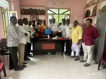 బాల్కొండ: పదవి విరమణ పొందుతున్న ఎంపీడీఓ నరేష్ ఆనంద్ ను సన్మానించిన ముప్కల్ గ్రామ పరిరక్షణ సమితి సభ్యులు