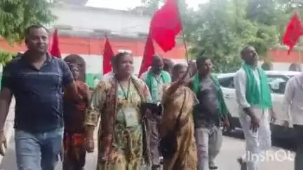लखीमपुर: तराई के जिलों में मदरसों व मजारों पर बुलडोजर की कार्रवाई के खिलाफ भाकपा माले के लोगों ने कलेक्ट्रेट में किया प्रदर्शन