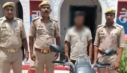 शोहरतगढ़: ढेबरूआ थाना पुलिस ने चोरी की मोटरसाइकिल के साथ एक वांछित अभियुक्त को घरूवार मोड़ से किया गिरफ्तार