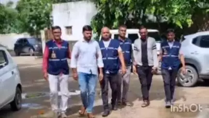 વઢવાણ: લખતરના તલાટી સહીત બે શખ્સોને લાંચ લેવા મામલે અેસીબી ટીમે ઝડપી લીધા