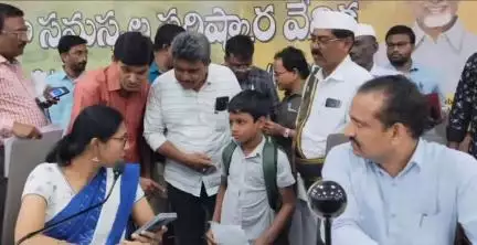గుంటూరు: జిల్లా కలెక్టర్ ను కలిసి వినతి పత్రం సమర్పించిన 4 వ తరగతి విద్యార్థి