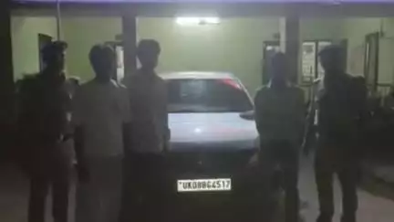 हरिद्वार: चलती कार की खिड़कियों से बाहर निकालकर स्टंट करने वाले चार आरोपियों को रानीपुर पुलिस ने सिखाया सबक, कार को किया सीज