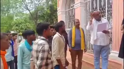 शिवपुरी नगर: चिटोरीकलां व चिटोरीखुर्द में वन भूमि पर अवैध कब्जा हटाने की मांग, ग्रामीणों ने अपर कलेक्टर को दिया ज्ञापन