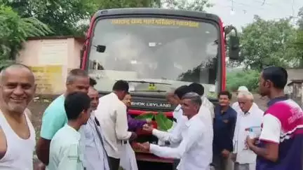 रावेर: मनवेल या गावातून पंढरपूर जाणाऱ्या बस मधील भाविकांची रावेर आमदार अमोल जावळे मित्र परिवार कडून आरोग्य तपासणी, औषध वितरण