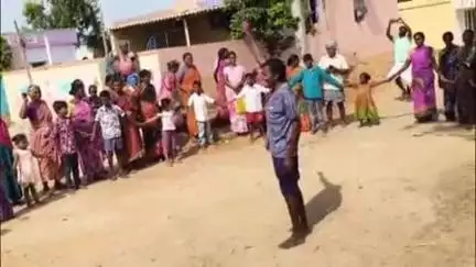 ఆనందురు పాఠశాల వద్ద విలీనం వద్దు మా పాఠశాల మాకు కావాలంటూ గ్రామస్తులు నిరసన వ్యక్తం చేశారు