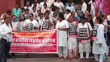 वर्धा: राष्ट्रीय आरोग्य अभियान कंत्राटी कर्मचाऱ्यांचे राज्यव्यापी आंदोलन: शासन आदेशाच्या अंमलबजावणीसाठी निदर्शने