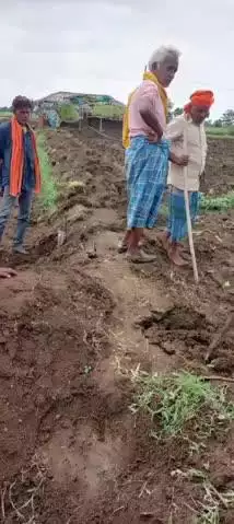 सहसपुर लोहारा: ग्राम जमुनिया में जमीन संबंधी मामले को लेकर दो पक्षों के बीच हुआ विवाद, डायल 112 की टीम ने मामला कराया शांत