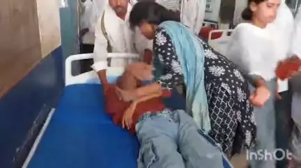 नवादा: नवादा नगर थाना क्षेत्र के बली शरीफ में एक लड़की को लगा करंट, बेहोशी की हालत में लाया गया सदर अस्पताल