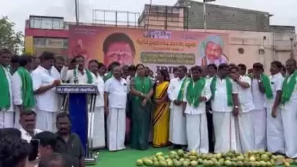 கிருஷ்ணகிரி: பேருந்து நிலையம் அருகே மா விவசாயிகளின் வாழ்வதாரம் உறுதி செய்ய தமிழக அரசை வலியுறுத்தி தேமுதிக சாா்பில் கண்டன ஆர்ப்பாட்டம் பொதுச் செயலாளர் பங்கேற்பு