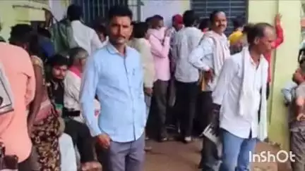 सिवनी मालवा: कृषि उपज मंडी में खाद के लिए किसानों की लंबी कतार, अफसर कचौड़ी खाते दिखे, घंटों बाद भी यूरिया नहीं मिला